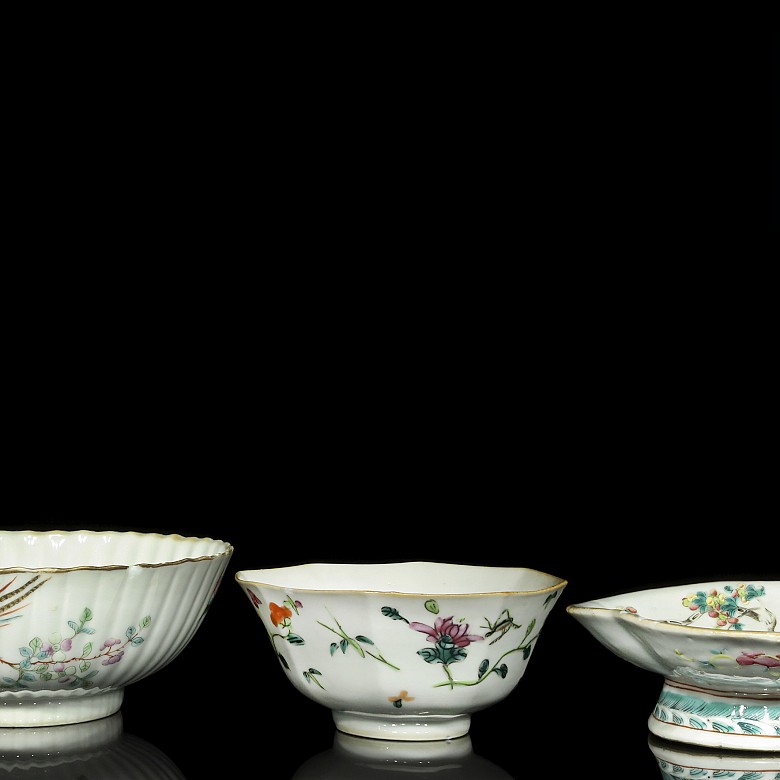 Lot with three enameled porcelain bowls, 19th - 20th century