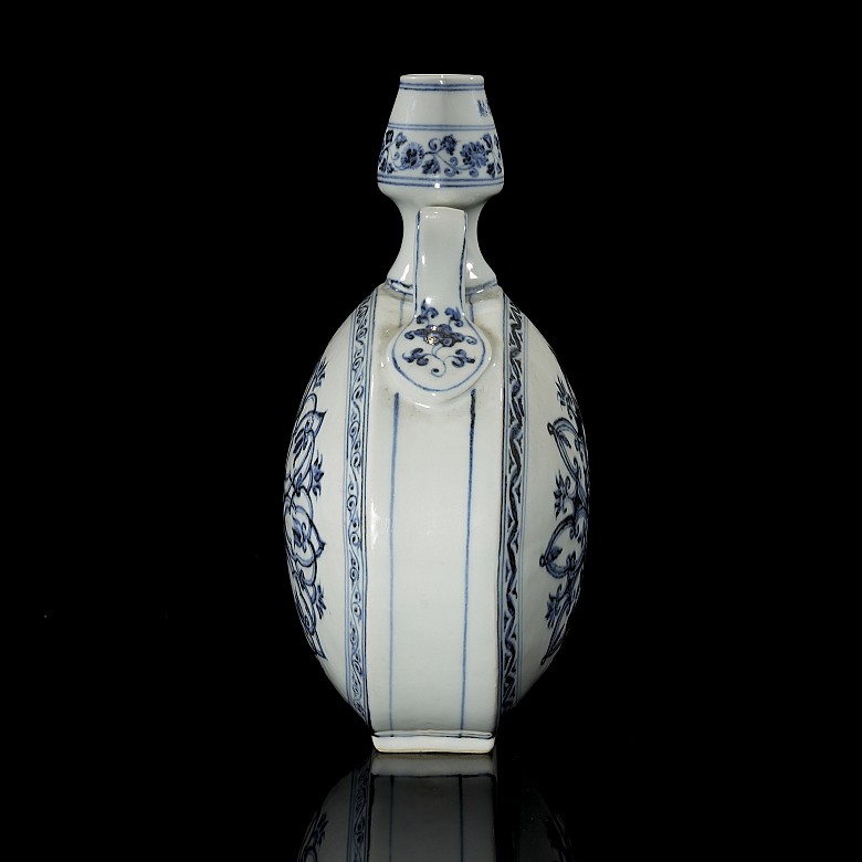 Blue and white porcelain ‘Binahu’ vase, with Ming mark