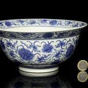 Porcelain bowl ‘Peonies’, with Ming seal