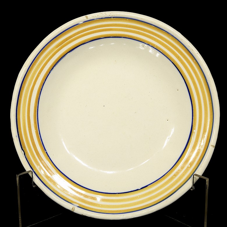 Dos platos de cerámica esmaltada, s. XX