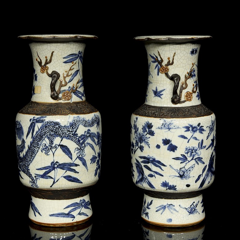 Pair of “Nanking” vases, Qing dynasty