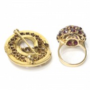 Juego de broche y anillo con montura de oro de 18k.