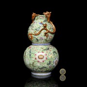 'Hulu' vase in pink family porcelain, with Qianlong seal - 10