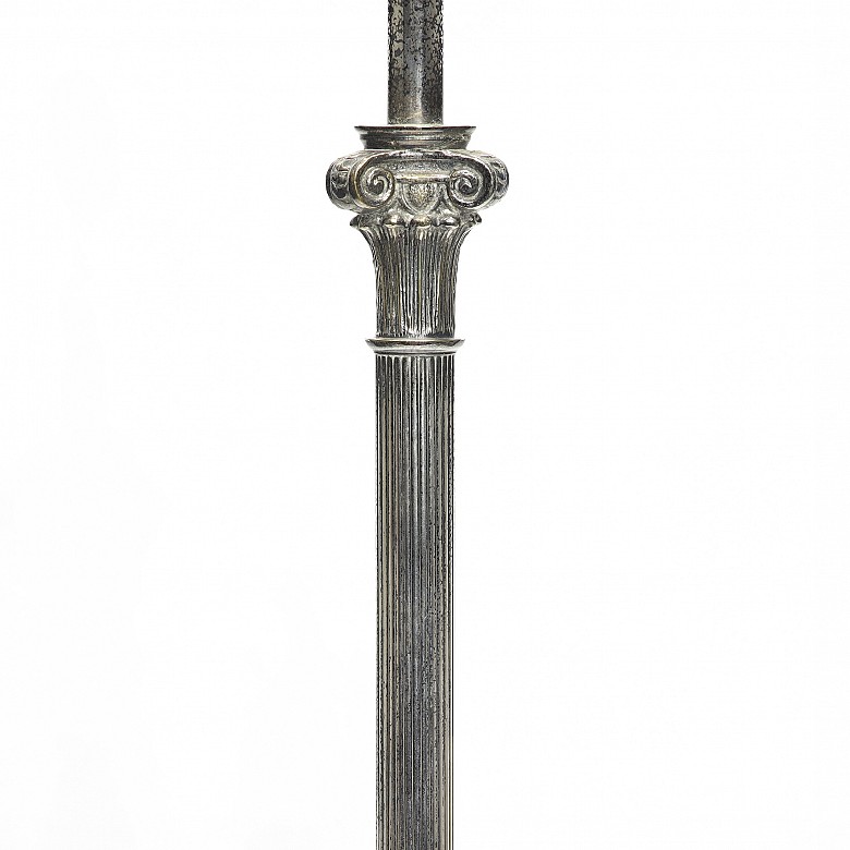 Lámpara de pie de bronce plateado de Almazán, s.XX