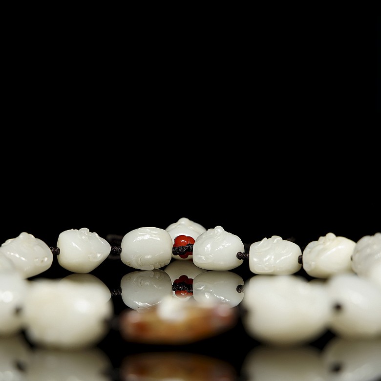 Necklace with white jade beads, Ming dynasty