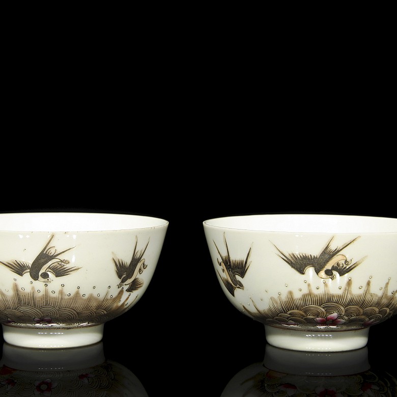 Pair of enamelled porcelain bowls ‘Swallows’, with Tongzhi mark