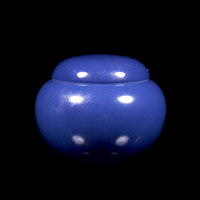 Blue glazed porcelain “Go” box, Qing dynasty