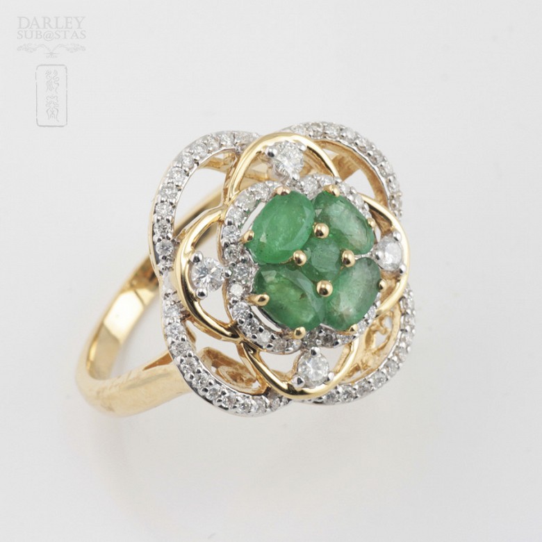 Ring in 18k yellow gold, emeralds and diamonds.