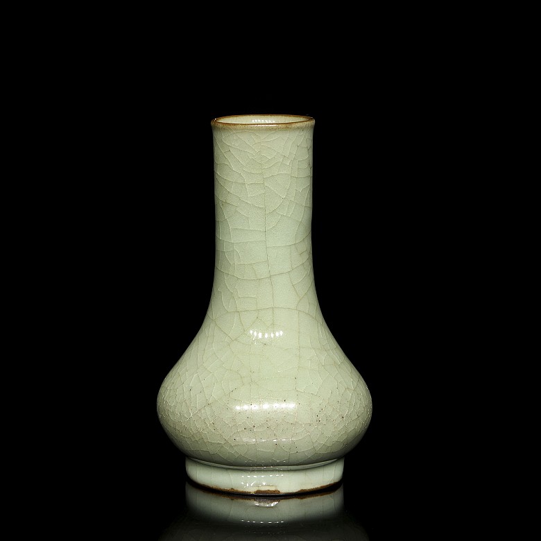 Ceramic vase with ‘Geyao’ glaze, Ming dynasty