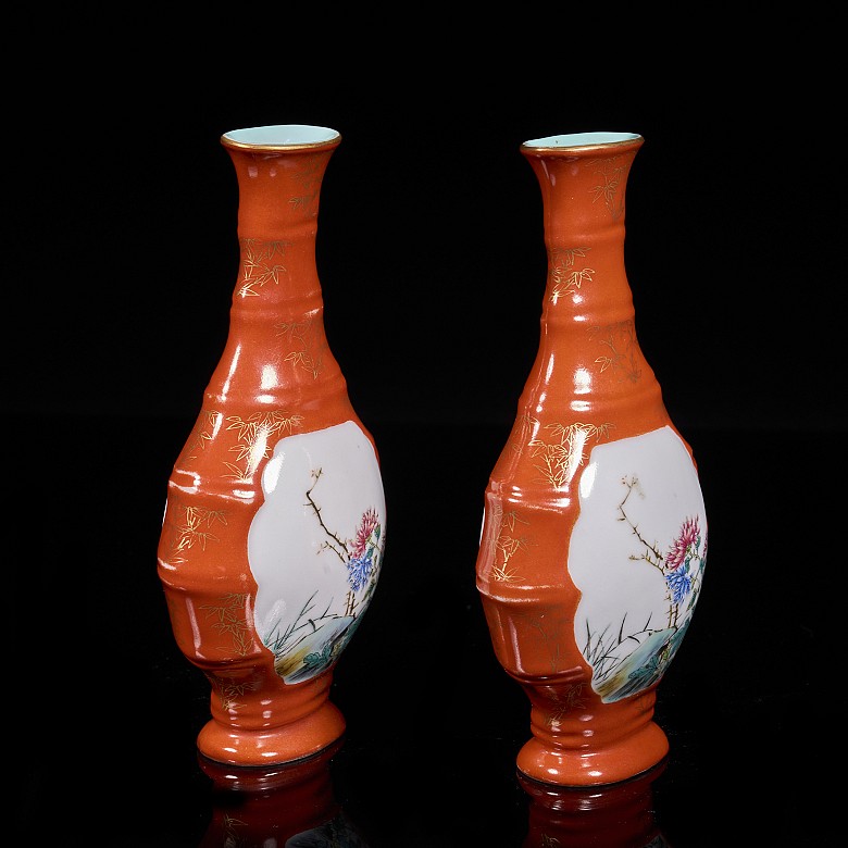 Pair of glazed vases with coral background and scenes, Minguo