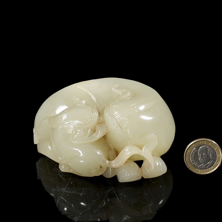 White jade figurine ‘Beast and its calf’, Qing dynasty