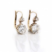 Pendientes dormilona en oro amarillo 18k con diamantes.