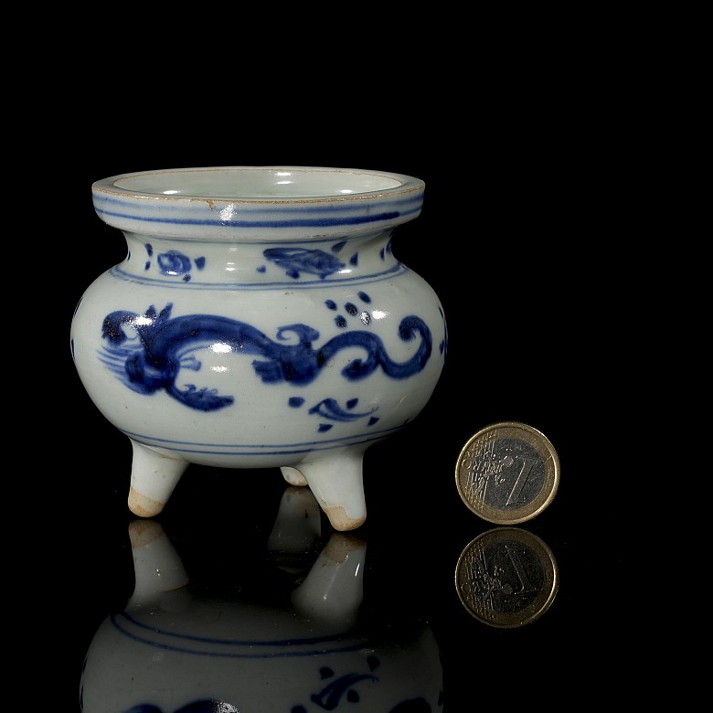 Blue-and-white ceramic censer ‘Dragon’ Qing dynasty