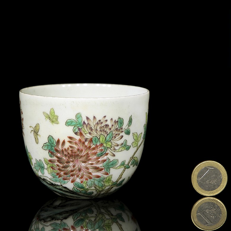 Tea bowl with chrysanthemums, 20th century