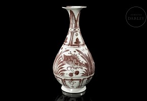 Yuhuchunping “Fish” vase with white and red enamels, Yuan style