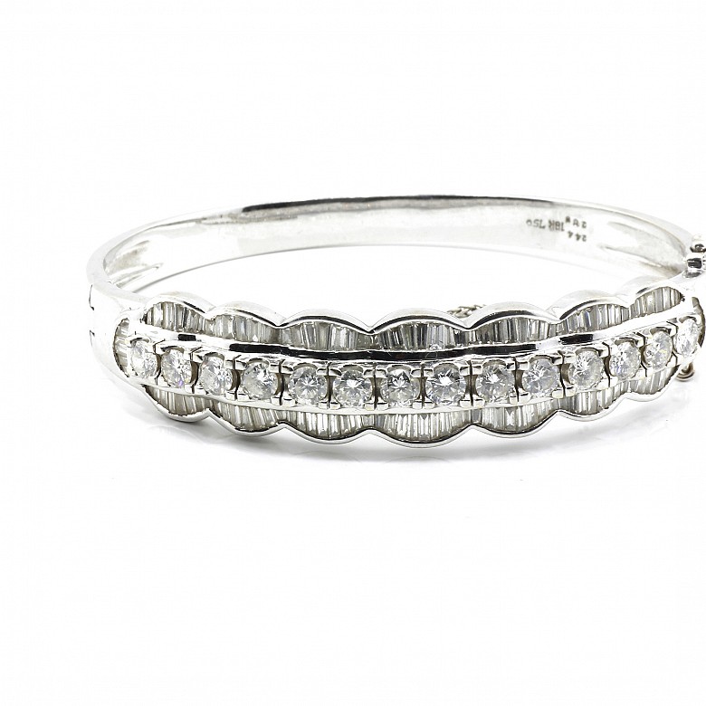 18k white gold bangle with 4.52ct diamonds