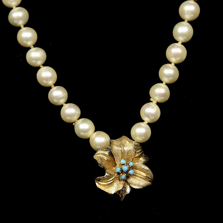 Cultivated pearl necklace and bracelet