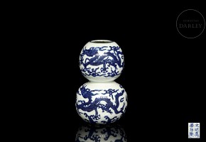 Hulu Porcelain Vase ‘Dragons’, with Ming stamp