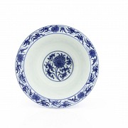 Porcelain bowl, blue and white, Kangxi seal mark.