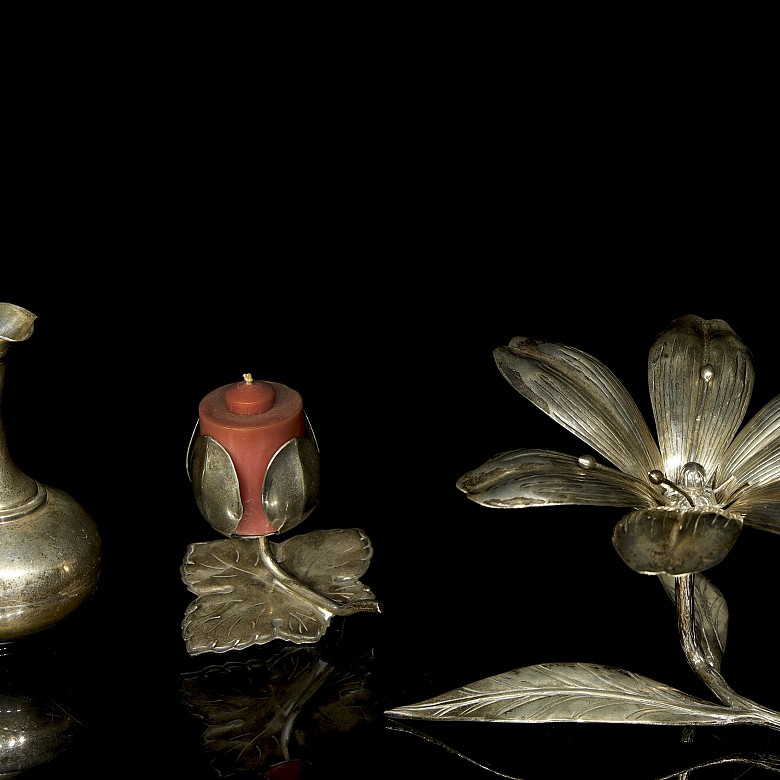 Tres objetos decorativos de plata, s.XX