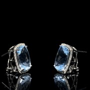 Earrings in 18kt white gold with topaz and diamonds