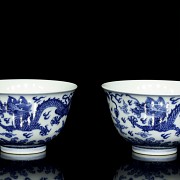 Pareja de cuencos, azul y blanco, con marca Qianlong