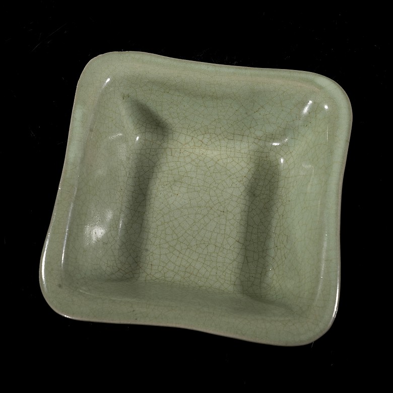 Recipiente de cerámica vidriada celadón, dinastía Qing