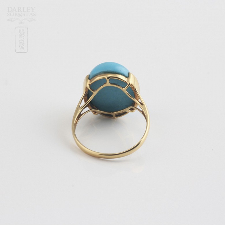 Turquoise set in 18k yellow gold.