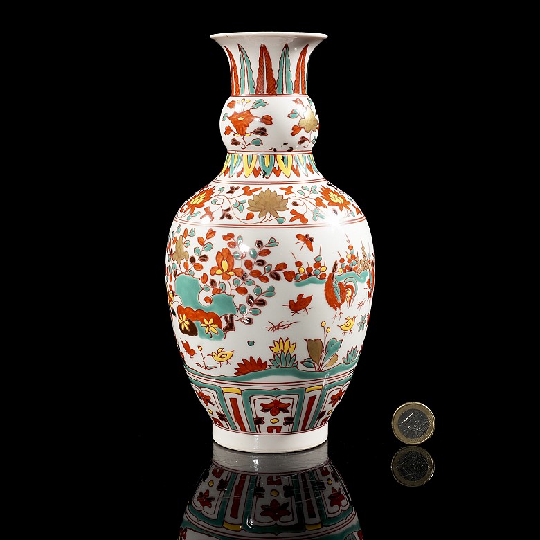 Porcelain vase pink family ‘Chickens and Chickens’, Qing dynasty