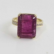 Ring in 18k yellow gold tourmaline with diamonds.