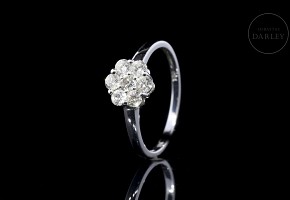 Ring ‘Flower’ in white gold with diamonds