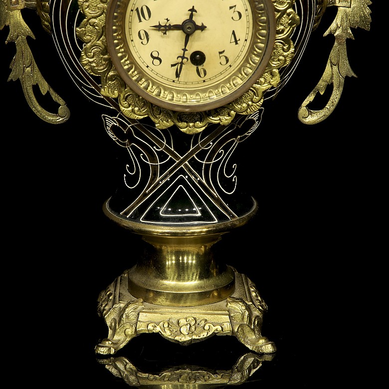 Reloj de sobremesa con guarnición estilo modernista, s. XX