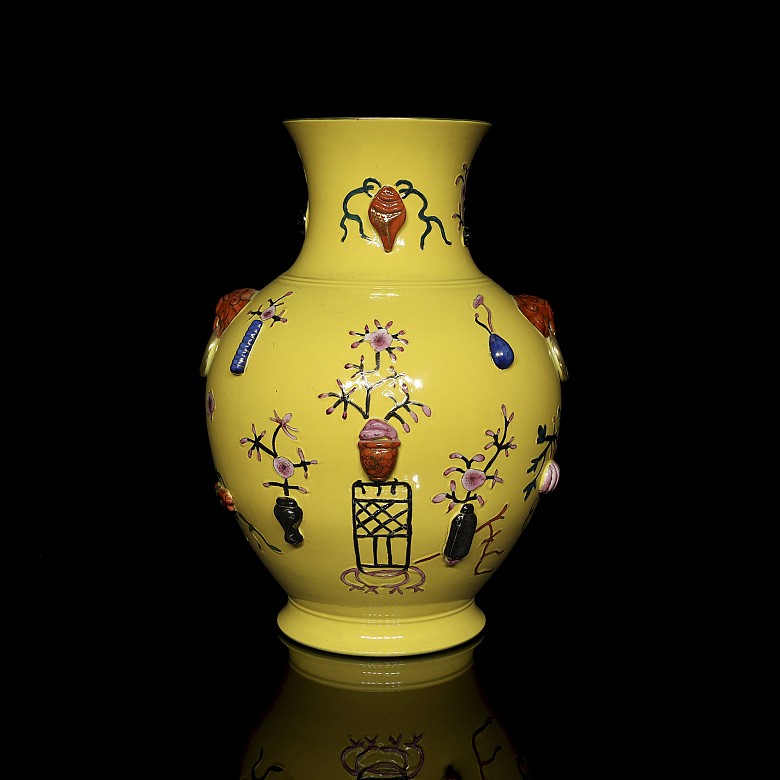 Porcelain vase ‘Famille Jaune Rouleau’, with Qianlong Seal