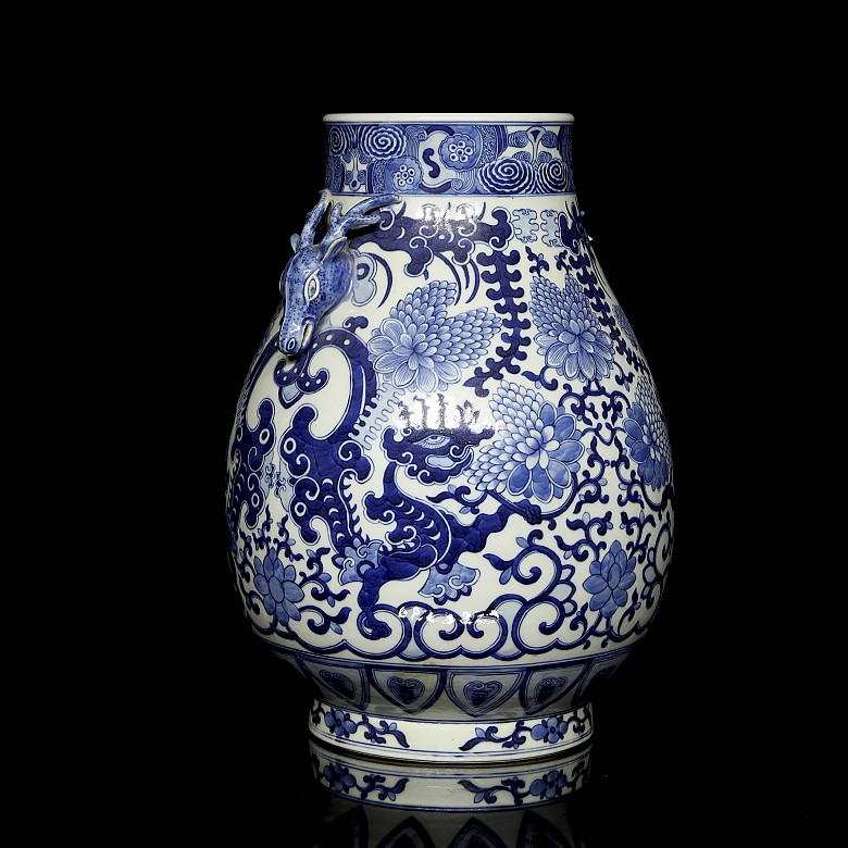 Hu ‘Deer and Dragon’ vase, Qing dynasty