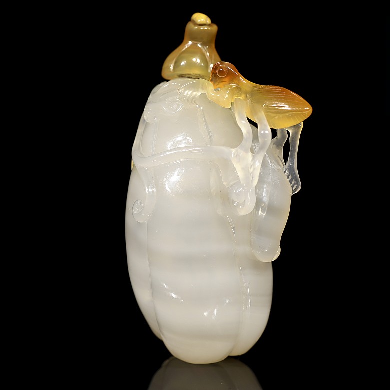 Agate snuff bottle 'Fruit', Qing dynasty, Qianlong