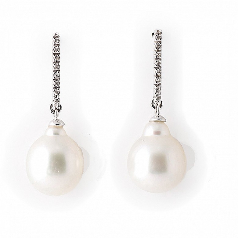 Pearl earrings in 18k white gold and diamonds.