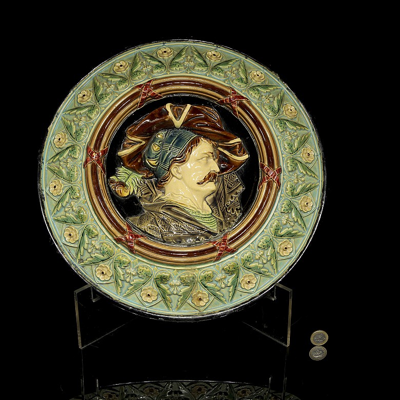 Large majolica portrait dish, 19th century