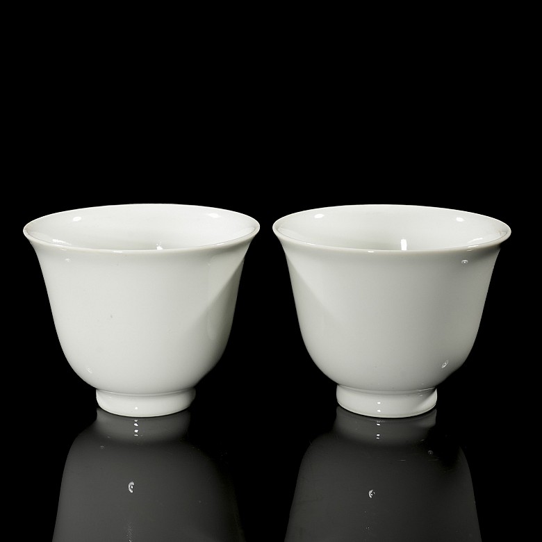 Pareja de tazas de porcelana blanca, con marca Qianlong