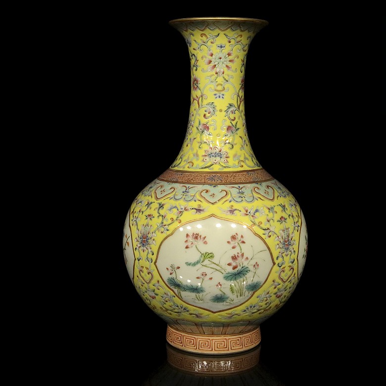 Jarrón de porcelana con fondo amarillo, con marca Qianlong