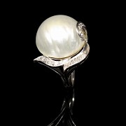 White gold ring with mother pearl