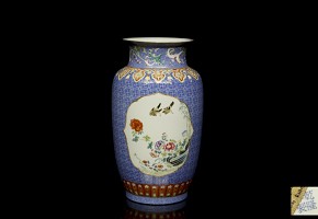 Small glazed porcelain vase ‘Birds’, with Qianlong mark