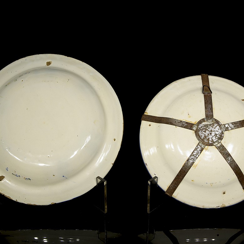 Two Manises ceramic plates, 20th century