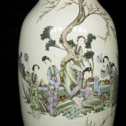 Chinese vase decorated with ladies, 19th century