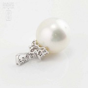 18k white gold necklace with Australian pearl and diamonds