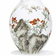 A Falangcai porcelain vase with nature and birds, Qianlong (1736 - 1795).