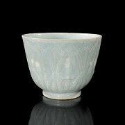 Glazed ceramic ‘Lotus petals’ mug, 19th century