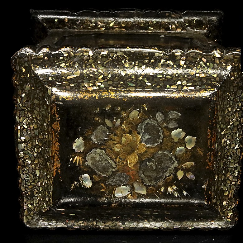 Jewelry box inlaid with mother-of-pearl, Asia, 19th century