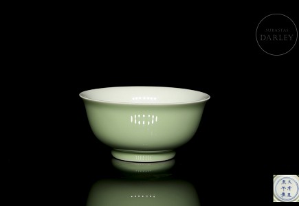 Pequeño cuenco de porcelana vidriada, con sello Kangxi