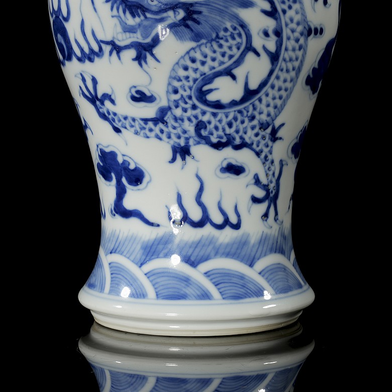 Blue and white glazed porcelain Zun Vase ‘Dragons’, with Kangxi mark