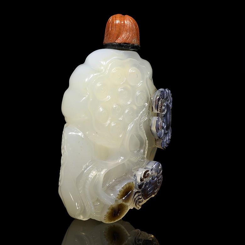 Agate snuff bottle 